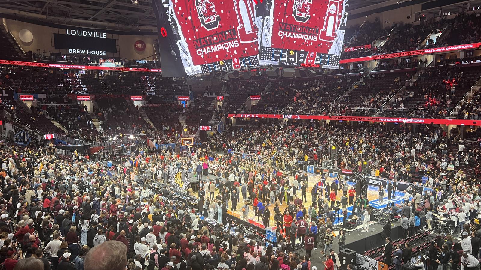 Coiurt and confetti falling from ceiling at women's final four