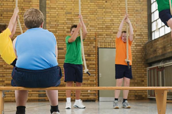 Kids in gym class holding a rope.